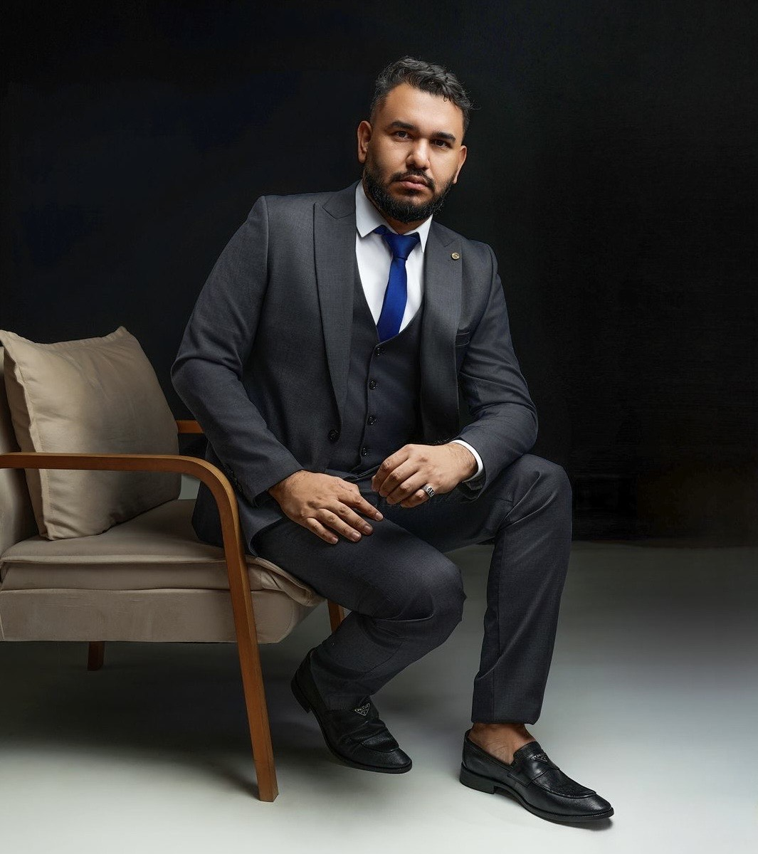 Retrato editorial de Carlos Eugenio no atelier