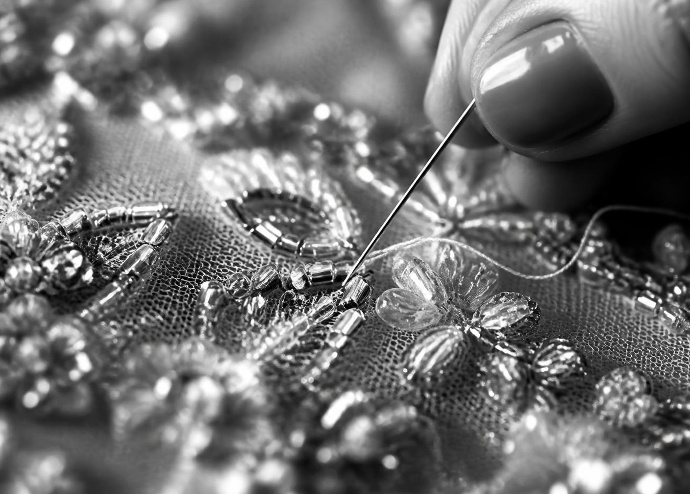 Macro de bordado manual com cristais aplicados sobre tule